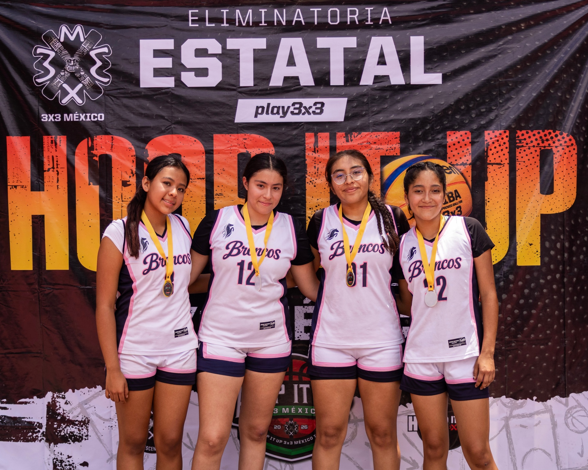 Equipo femenil con medallas en la Eliminatoria Estatal 3x3