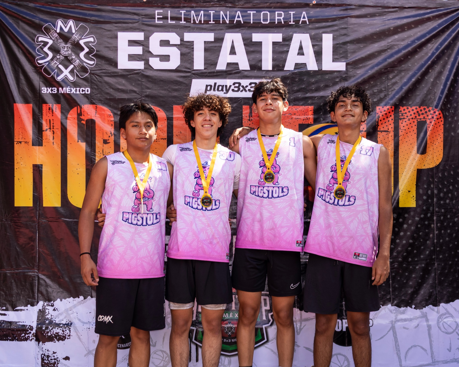 Equipo campeón con medallas en la Eliminatoria Estatal Hoop It Up 3x3 México
